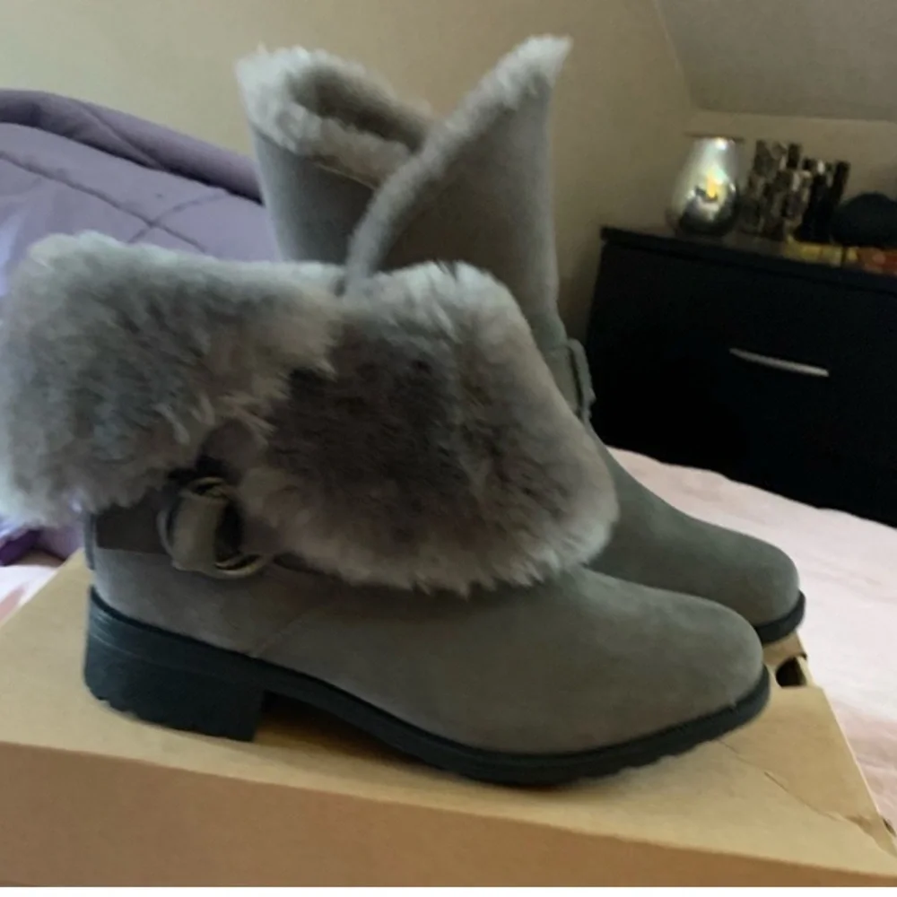 X SOLD X UGG women’s Bodie boots -Charcoal, size7 brand new w/box - Picture 3 of 5